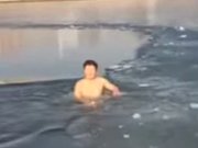 Un chinois veut nager sous la glace