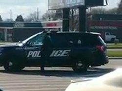 Un homme vole une voiture de police