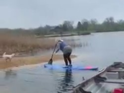 Une femme essaye le paddle