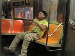 Un homme chante dans le métro avec…