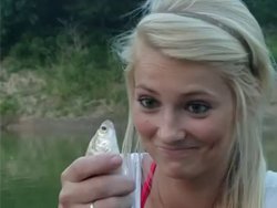 Une blonde prépare sa ligne de pêche