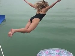 Une blonde saute d'un bateau