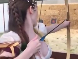 Une femme fait du tir à l'arc