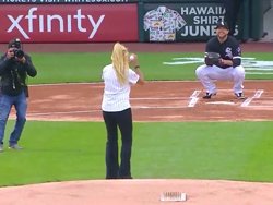 Une blonde fait un lancé au baseball