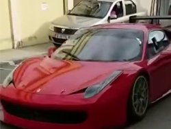 Un homme gare sa Ferrari