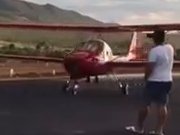 Un homme se prend l'aile d'un avion