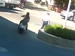 Une femme qui conduit un scooter